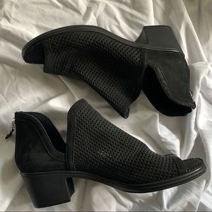 NWOT Steve Madden Black booties